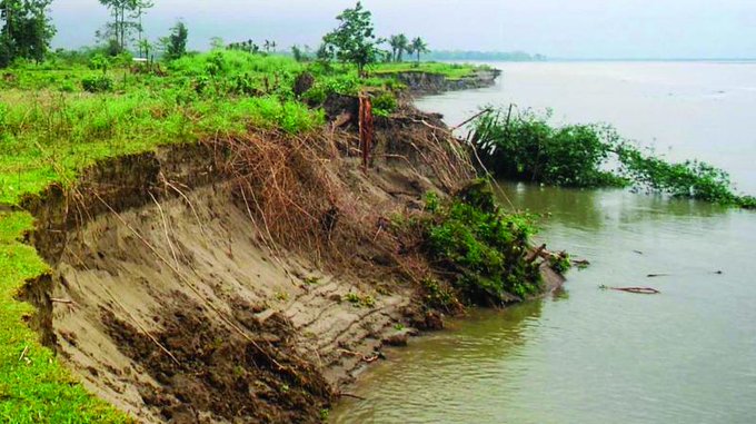 নিমাতিঘাটত ব্ৰহ্মপুত্ৰৰ খহনীয়াই ভয়াবহ ৰূপ ধাৰণ
