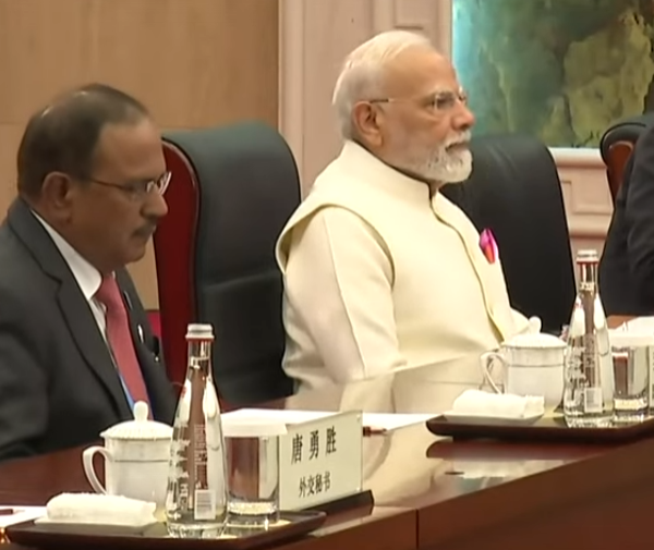 પ્રધાનમંત્રી નરેન્દ્ર મોદીએ ચીનમાં SCO શિખર સંમેલનમાં ચીનના રાષ્ટ્રપતિ શી જિનપિંગ સાથે વાતચીત કરી.