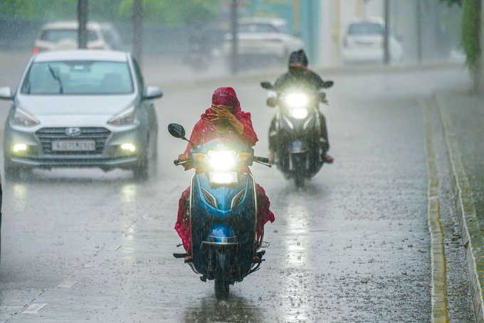 IMD Issues Red Alert for Extremely Heavy Rain in Gujarat; Heavy Showers Forecast Across Several States