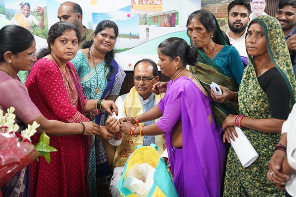 Shivraj Singh Chouhan Celebrates Raksha Bandhan with SHG Women, Calls for Supporting Swadeshi Products