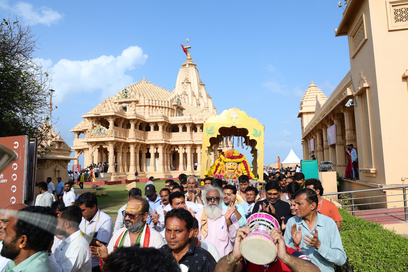 શ્રાવણ મહિનાના ત્રીજા સોમવારે રાજ્યના શિવાલયોમાં ભક્તોનું ઘોડાપૂર ઊમટ્યું