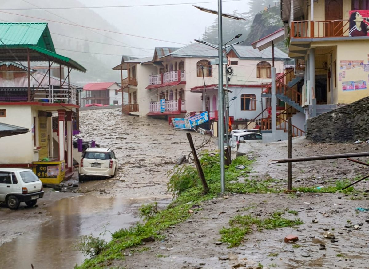 उत्तराखंड के उत्तरकाशी जिले में, हर्षिल क्षेत्र के धराली गाँव में आज दोपहर बादल फटने से खीर गंगा नदी में अचानक आई बाढ़ से व्यापक तबाही हुई है