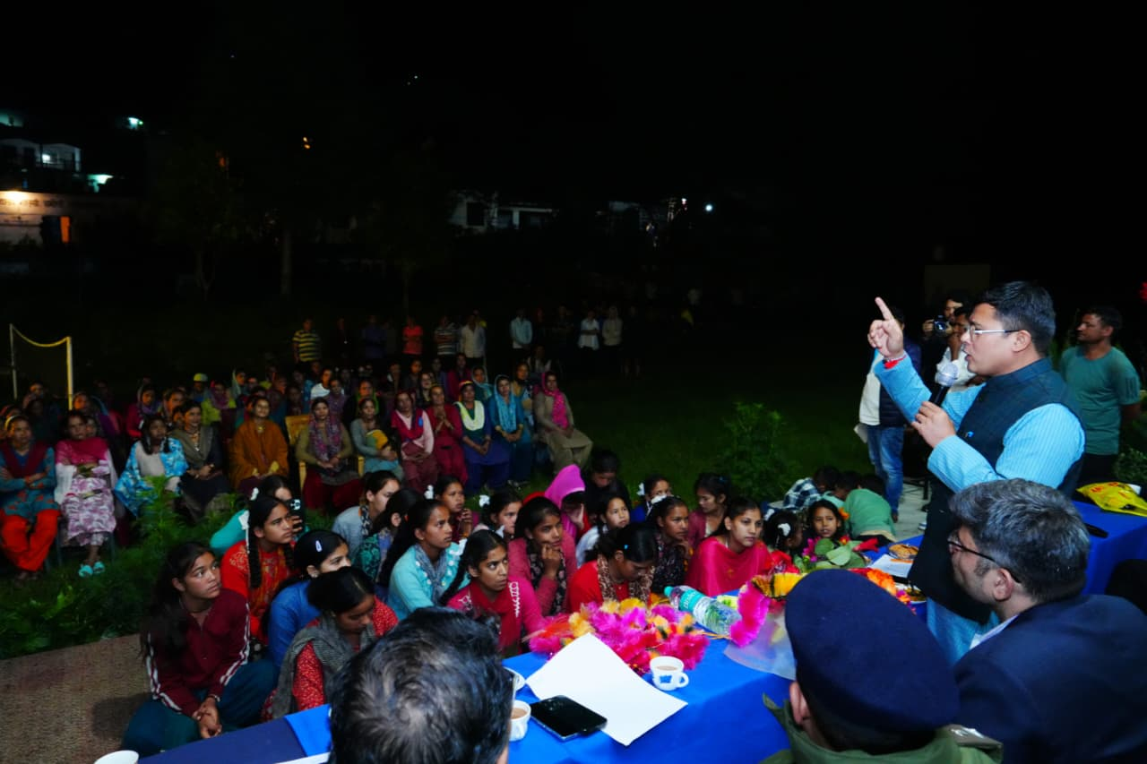 उत्तराखंड: चमोली जिले के मालसी ग्रामी सभा में “सरकार आपके द्वार” कार्यक्रम के तहत रात्रि ग्राम चौपाल का आयोजन