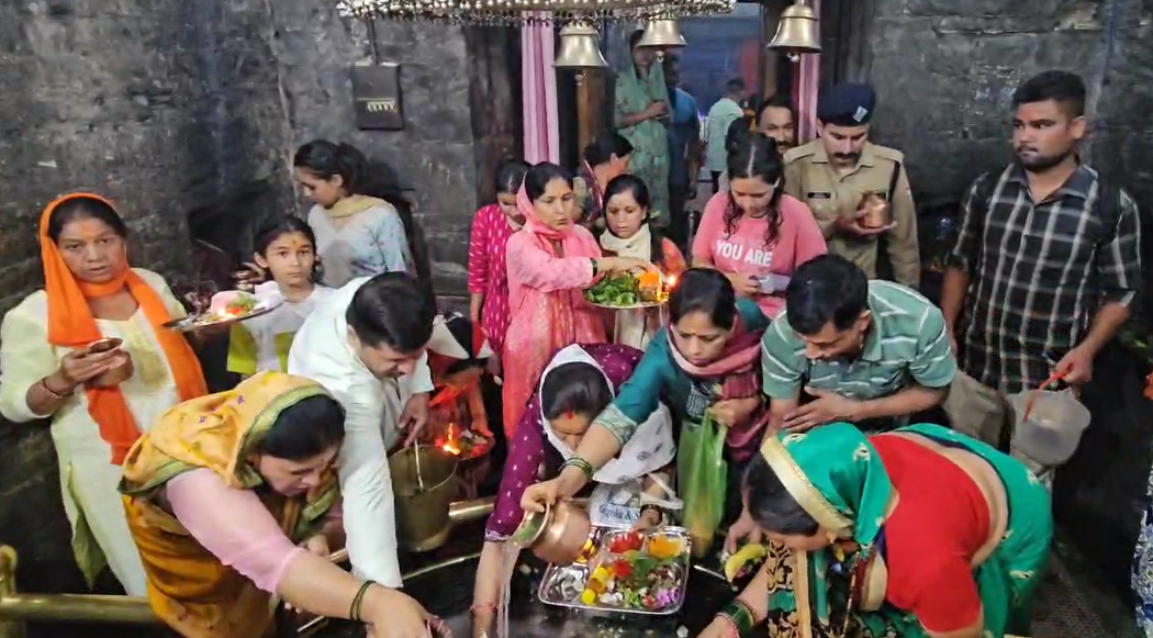 उत्तराखंड के विभिन्न शिवालयों में बड़ी संख्या में श्रद्धालुओं ने भगवान शिव का जलाभिषेक किया