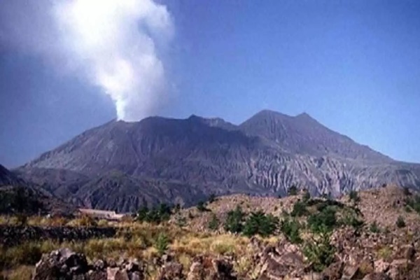 Japan: Volcanic eruption at Mount Shinmoe; plumes rise to over 5500 mts