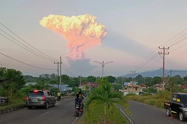 Mount Lewotobi Erupts Twice, Sends Ash 18,000 Meters High in Indonesia