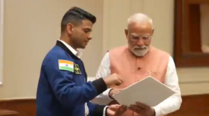 कैप्टन शुभांशु शुक्ला ने आज नई दिल्ली में प्रधानमंत्री नरेन्‍द्र मोदी से उनके आवास पर मुलाकात की