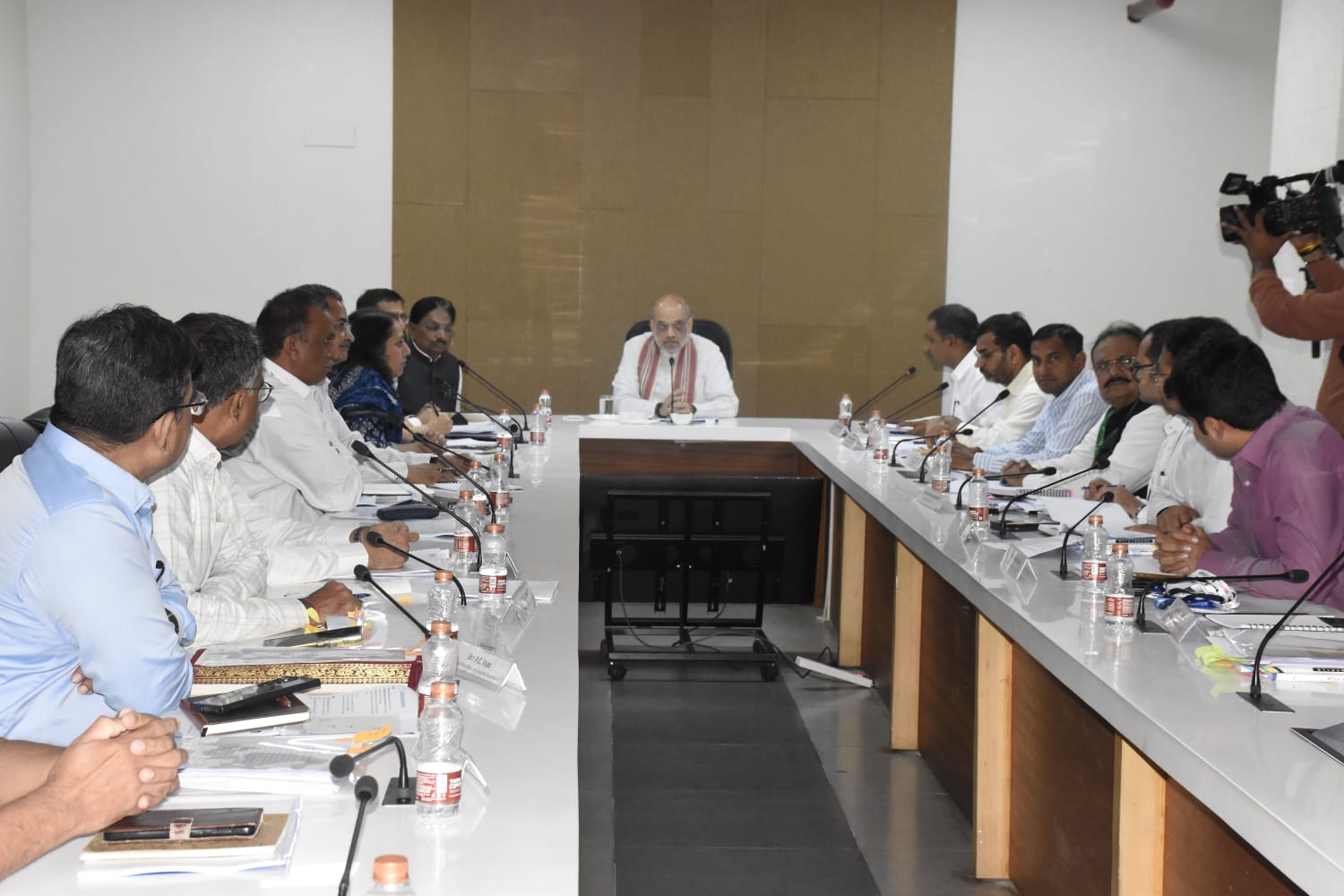 કેન્દ્રીય ગૃહમંત્રી અમિત શાહની અધ્યક્ષતામાં આજે ગાંધીનગર અતિથિ ગૃહ ખાતે સમીક્ષા બેઠક યોજાઈ.