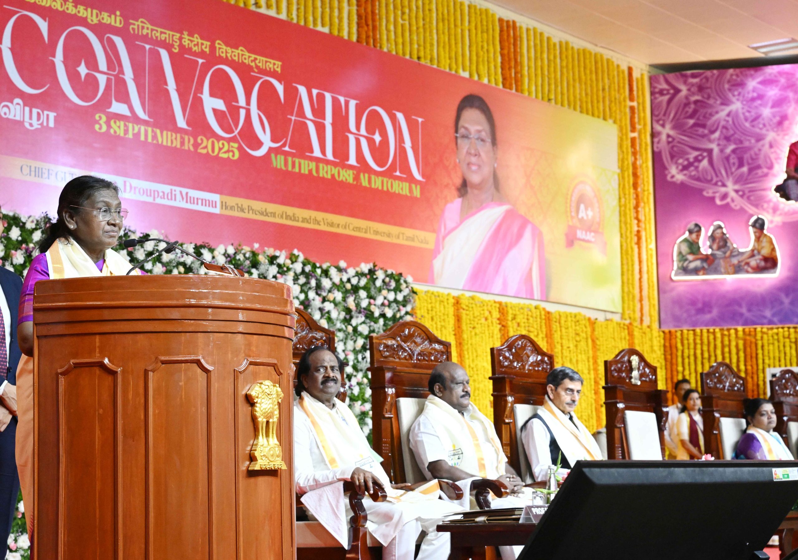 রাষ্ট্রপতি দ্রৌপদী মুর্মু ডিজিটাল যুগে শিক্ষার্থীদের নাগালের মধ্যে থাকা ব্যপক শিক্ষা সম্পদের সঠিক ব্যবহারের আহ্বান জানিয়েছেন।