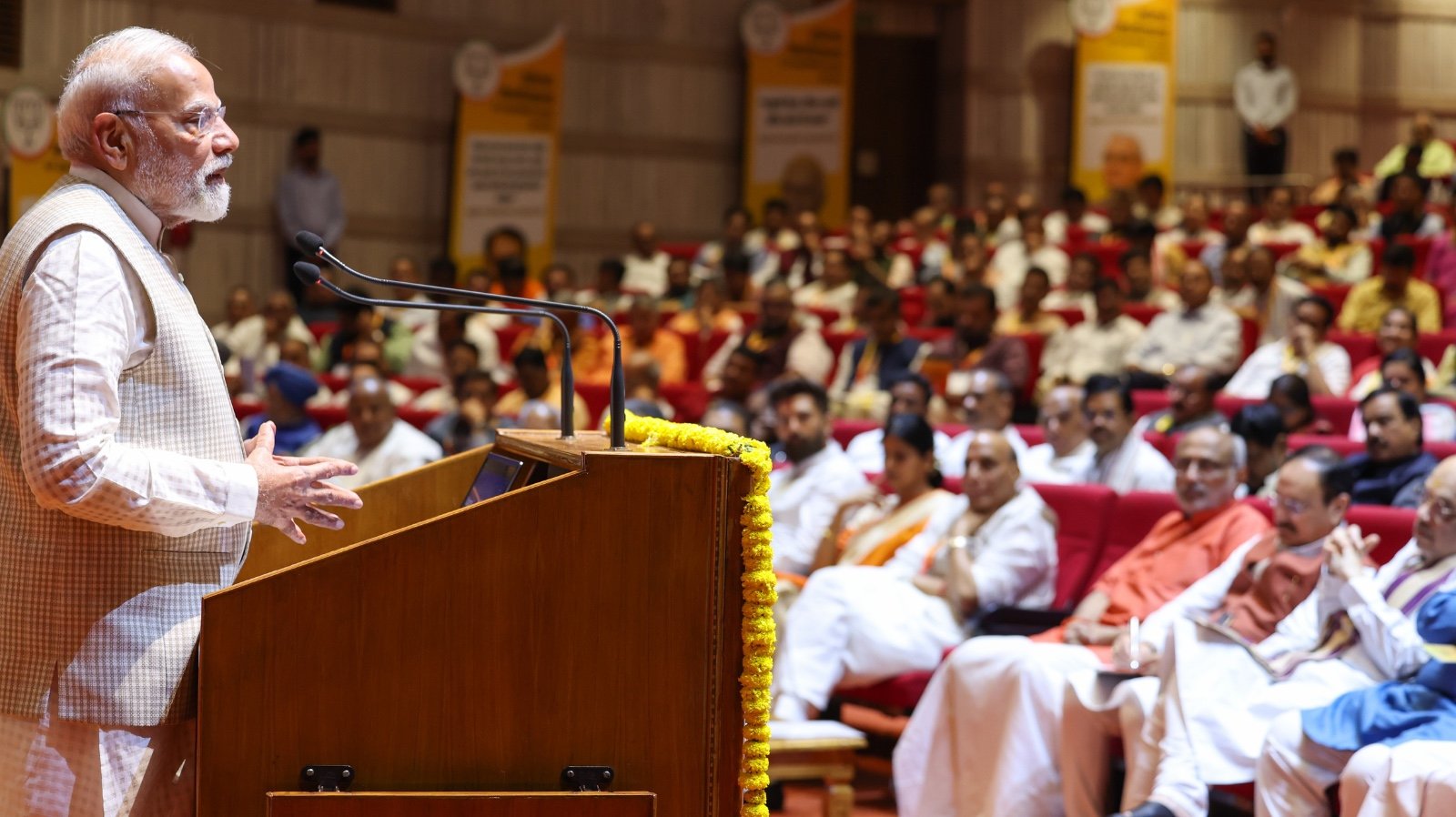 প্রধানমন্ত্রী নরেন্দ্র মোদী পরবর্তী প্রজন্মের জিএসটি সংস্কার এবং  অনলাইন গেমিং প্রমোশন অ্যান্ড রেগুলেশন অ্যাক্ট, ২০২৫ সহ বিভিন্ন গুরুত্বপূর্ণ আইনের সুবিধা সম্পর্কে জনগণকে  সচেতন করার জন্য এনডিএ সাংসদদের অনুরোধ করেছেন।