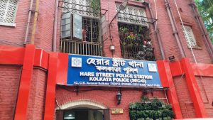 অভয়ার বিচার চেয়ে আন্দোলনকারী তিন চিকিৎসককে পুলিশ জিজ্ঞাসাবাদের জন্য ডেকে পাঠিয়েছে।