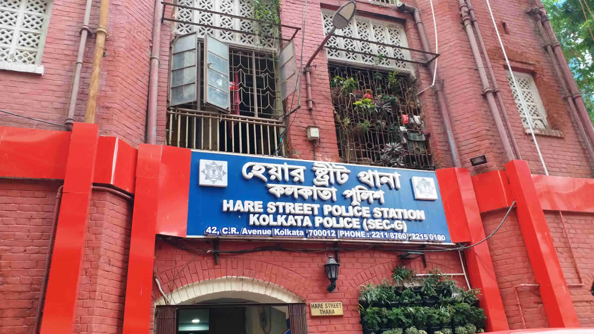 অভয়ার বিচার চেয়ে আন্দোলনকারী তিন চিকিৎসককে পুলিশ জিজ্ঞাসাবাদের জন্য ডেকে পাঠিয়েছে।
