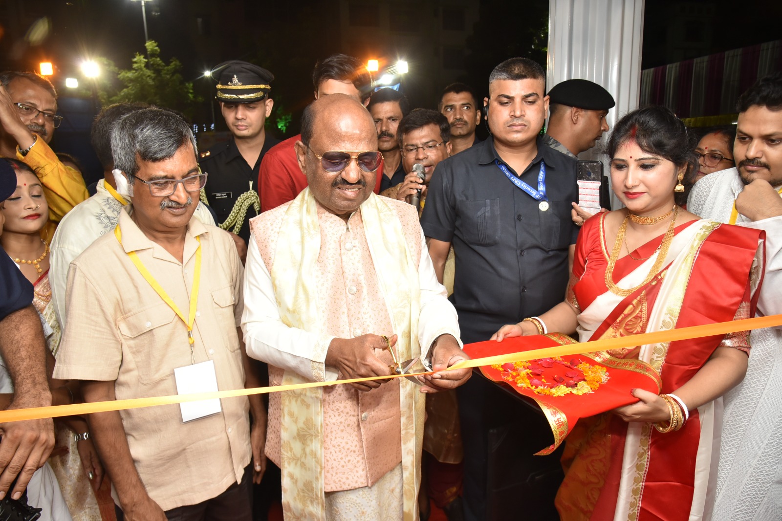 রাজ্যপাল সি.ভি আনন্দ বোস আজ রাজভবনের সার্বজনীন দুর্গোৎসব কমিটির দূর্গাপুজোর উদ্ভোবন করেন