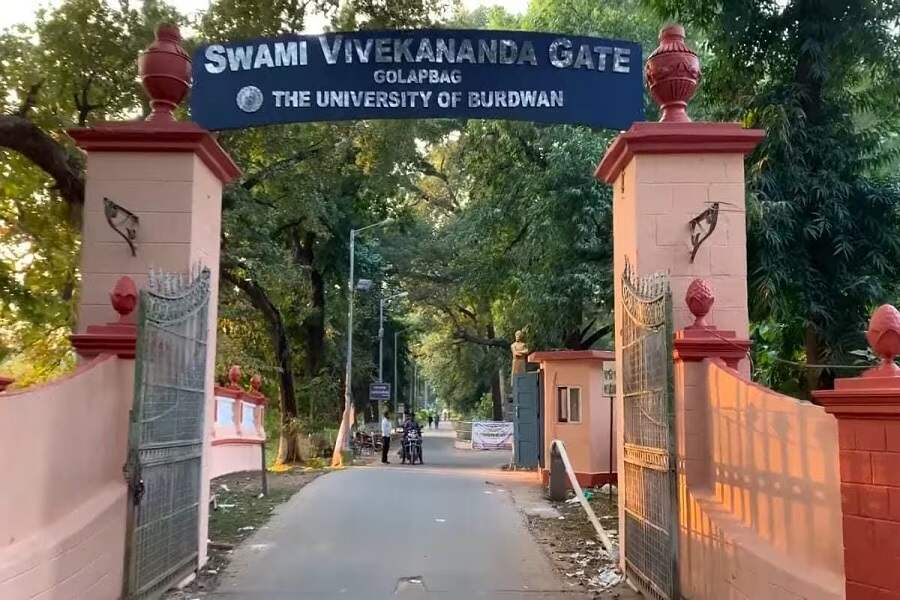 বর্ধমান বিশ্ববিদ্যালয়ের রেজিস্ট্রারের মেয়াদ বৃদ্ধি নিয়ে উচ্চশিক্ষা দপ্তরের নির্দেশকে চ্যালেঞ্জ করে দায়ের করা মামলা খারিজ করে দিয়েছে কলকাতা হাইকোর্ট