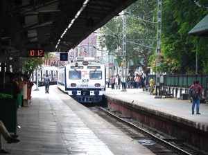 পূর্ব রেলের শিয়ালদা ডিভিশনে সম্প্রতি AC EMU লোকাল চালুর পর যাত্রীরা তা ব্যাপক ভাবে ব্যবহার করায় শহরতলীর রেল পরিবহনে এক নতুন দিগন্ত খুলে দিয়েছে।