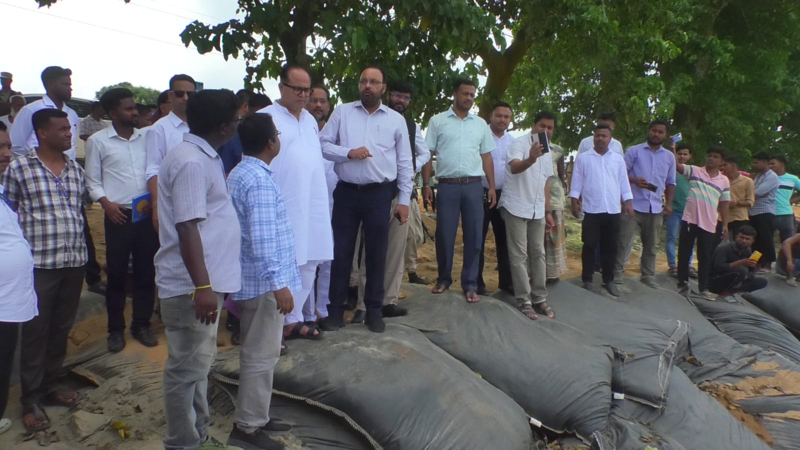 দক্ষিণ শালমাৰা-মানকাচৰ জিলাৰ ভাৰত-বাংলাদেশ সীমান্তৱৰ্তী কোকৰাদাঙাত ব্ৰহ্মপুত্ৰৰ খহনীয়া পৰিদৰ্শন জলসম্পদ মন্ত্ৰী পীযূষ হাজৰিকা আৰু মন্ত্ৰী কেশৱ মহন্তৰ