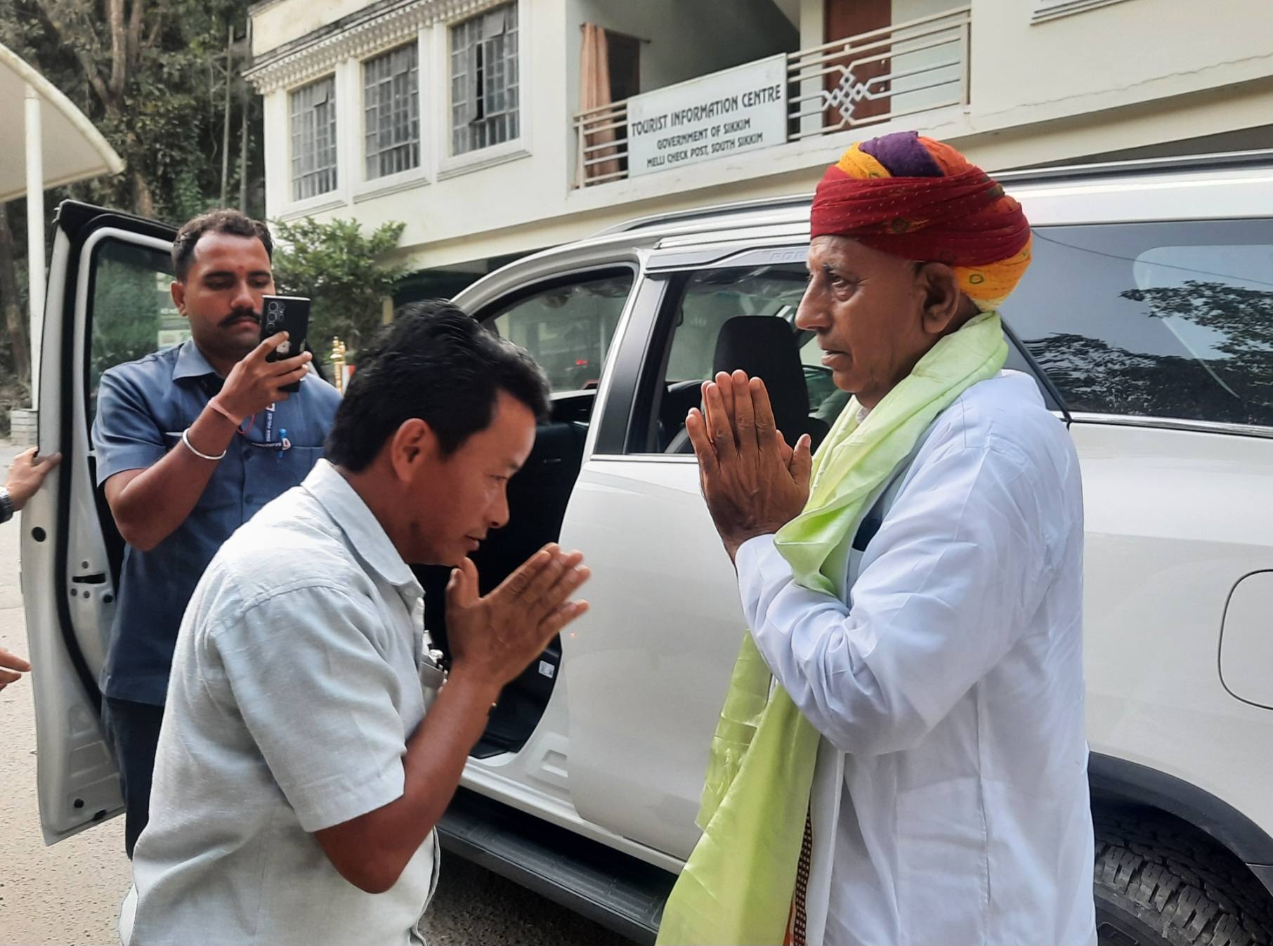 কেন্দ্রীয় কৃষি ও কৃষক কল্যাণ প্রতিমন্ত্রী ভগীরথ চৌধুরী সরকারের ‘পূর্বোত্তর সম্পর্ক সেতু’ কর্মসূচির অংশ হিসেবে তিন দিনের সরকারি সফরে সিকিমে পৌঁছেছেন।