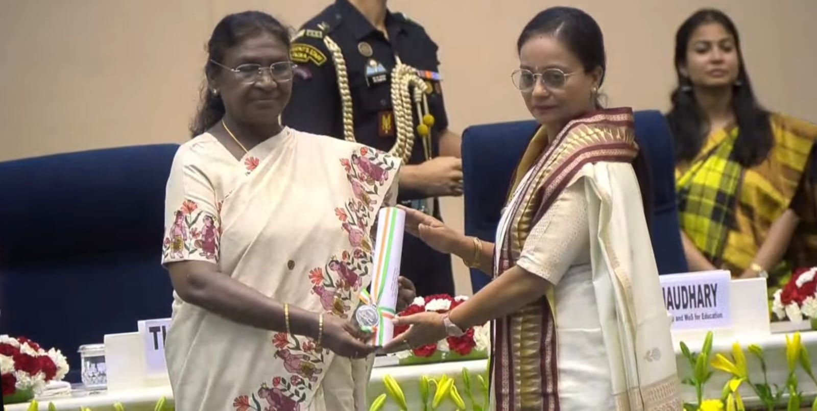 રાષ્ટ્રપતિ દ્રોપદી મુર્મુએ ગુજરાત અને કેન્દ્રશાસિત પ્રદેશ દિવના બે સહિત 66 શિક્ષકોને રાષ્ટ્રીય શિક્ષક પુરસ્કાર એનાયત કર્યા.