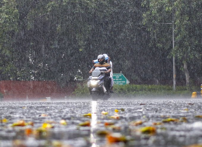 দেশের বিভিন্ন স্থানে অবিরাম বৃষ্টিপাতের ফলে স্বাভাবিক জীবনযাত্রা ব্যাহত হয়েছে। 