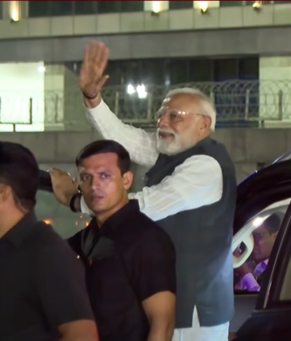 সেনা বাহিনীর কম্বাইন্ড কমান্ডার্স কনফারেন্সে যোগ দিতে প্রধানমন্ত্রী নরেন্দ্র মোদী কলকাতায় এসে পৌঁছেছেন।