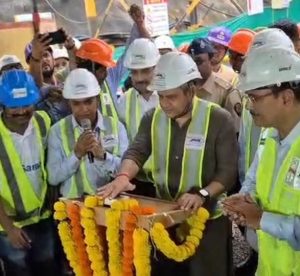 मुंबई – अहमदाबाद बुलेट ट्रेन मार्गावरच्या घणसोली ते शीळ बोगद्याच्या जोडकामाचं रेल्वेमंत्र्यांच्या हस्ते उद्घाटन