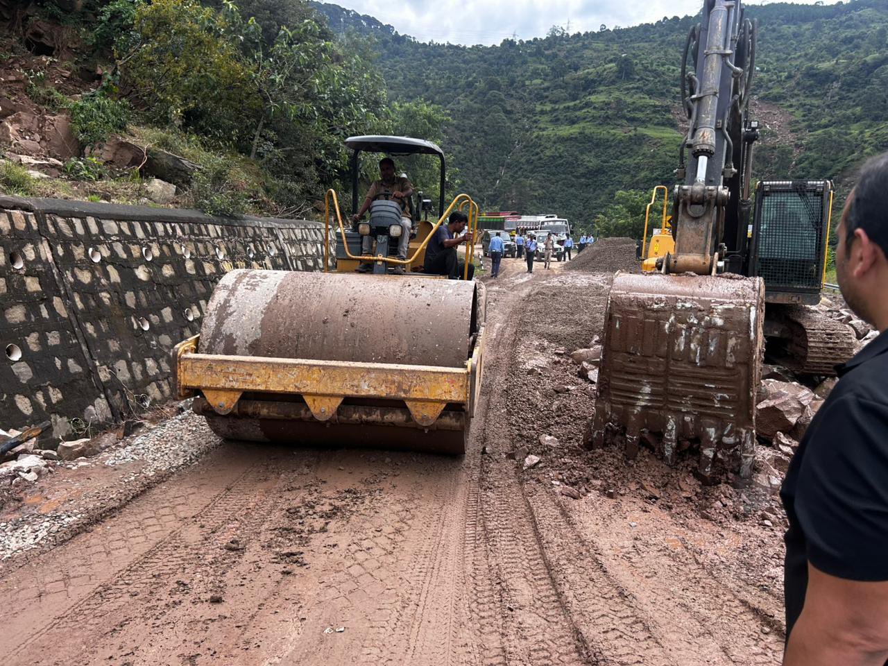 Heavy Rains Disrupt Jammu-Srinagar National Highway; Traffic Suspended Again