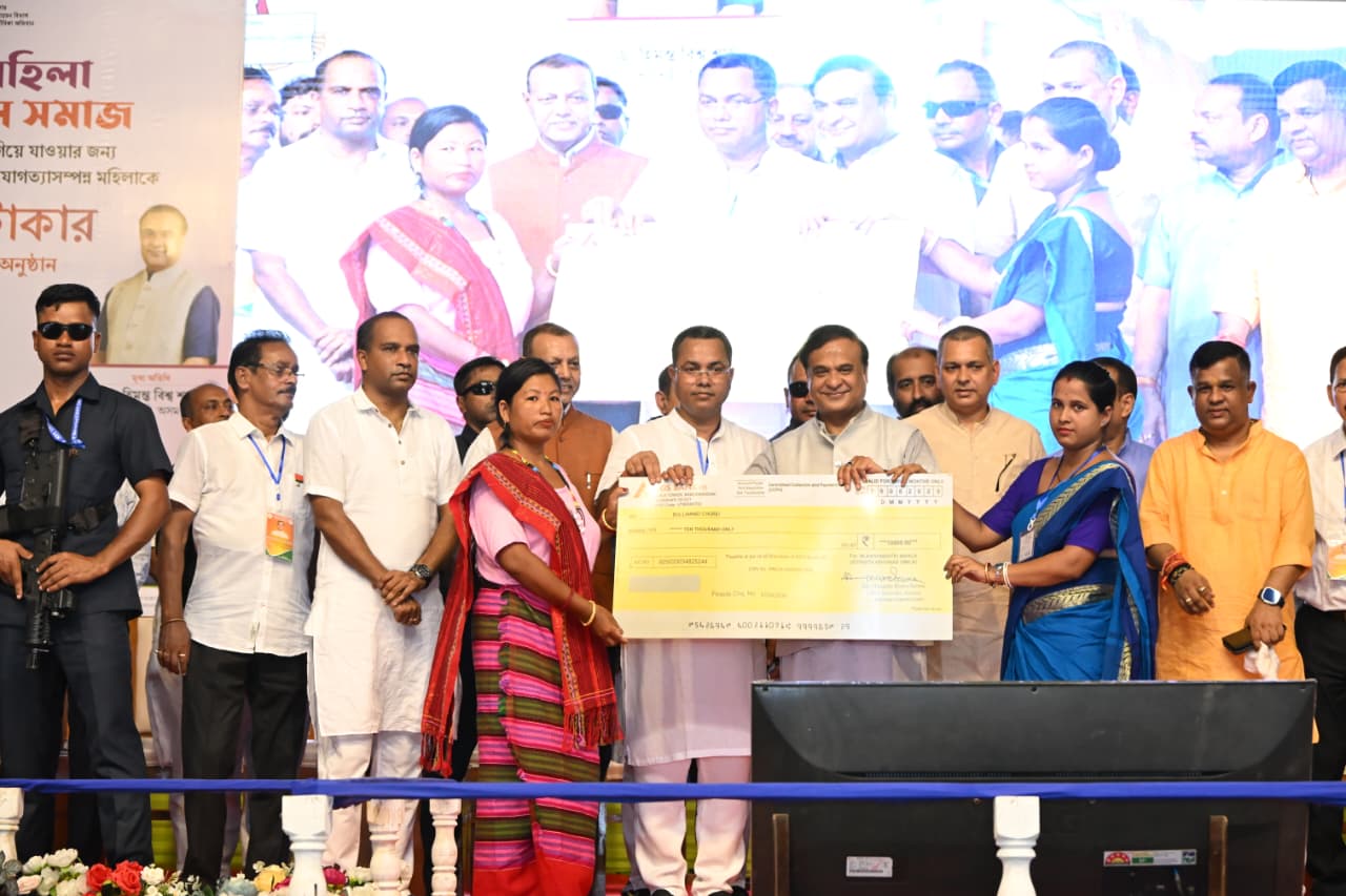 পাথাৰকান্দিত আত্মসহায়ক গোটৰ সদস্যক ১০ হাজাৰকৈ টকাৰ চেক বিতৰণ