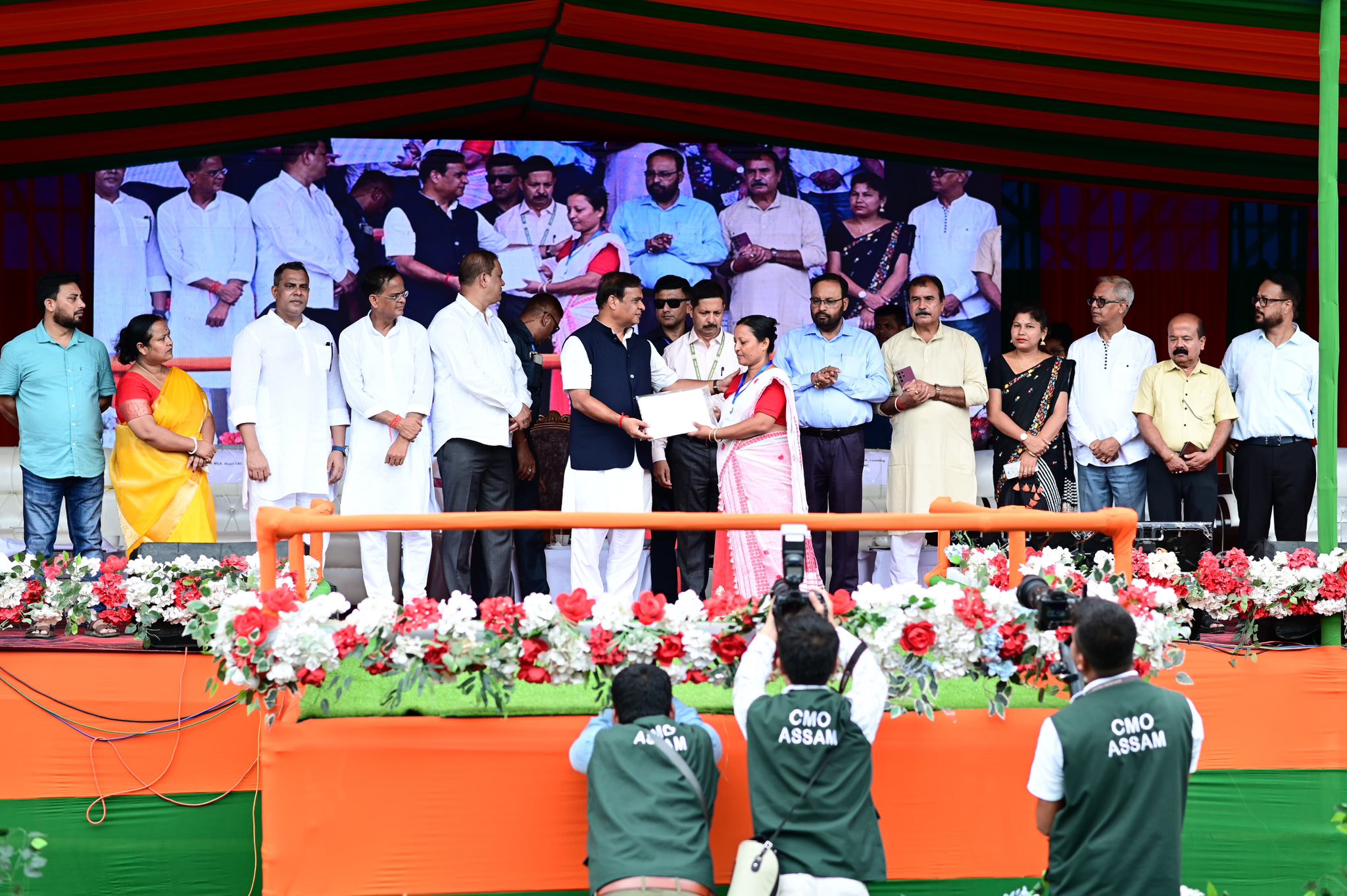হোজাইত মুখ্যমন্ত্ৰী মহিলা উদ্যমিতা অভিযানৰ অধীনত চেক প্ৰদান