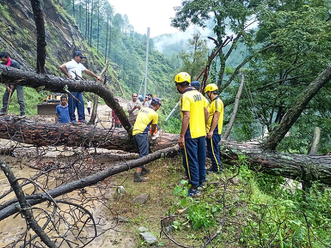 हिमाचल प्रदेश आणि उत्तराखंडमधे पावसामुळे जनजीवन विस्कळीत