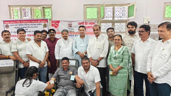 રાજ્યના તમામ કર્મચારી મહામંડળ દ્વારા 300થી વધુ જગ્યાએ આજે  એક દિવસની મહા રક્તદાન શિબિર યોજાઈ.