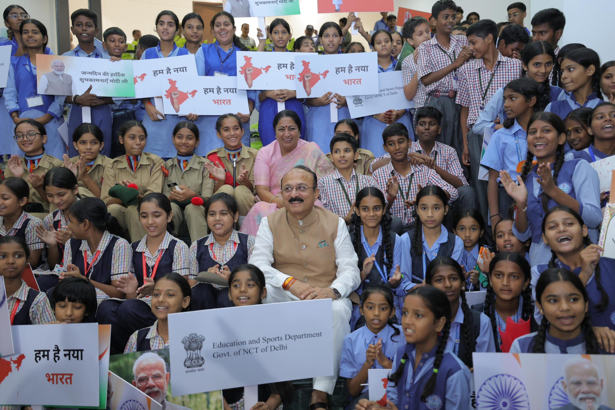 मुख्‍यमंत्री रेखा गुप्‍ता ने दिल्ली सचिवालय में सरकारी स्कूल के विद्यार्थियों के साथ प्रधानमंत्री मोदी का जन्मदिन उत्सव मनाया