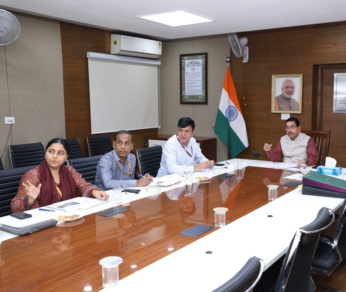 কেন্দ্রীয় মন্ত্রী প্রহ্লাদ যোশী নতুন ও পুনর্নবীকরণযোগ্য শক্তি মন্ত্রকের উচ্চপদস্থ আধিকারিকদের সর্বোৎকৃষ্ট শক্তি ব্যবহারের জন্য একটি নতুন জিওথার্মাল নীতি তৈরির নির্দেশ দিয়েছেন।