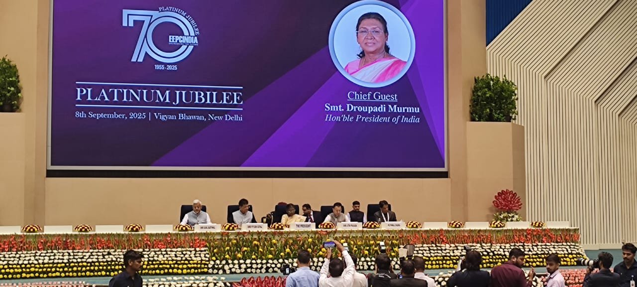 राष्ट्रपति द्रौपदी मुर्मु ने भारतीय अर्थव्यवस्था को और अधिक आत्मनिर्भर बनाने और निर्यात में उत्कृष्टता हासिल करने की आवश्यकता पर ज़ोर दिया