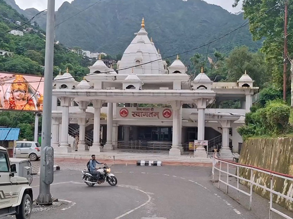 श्रीमाता वैष्‍णो देवी यात्रा खराब मौसम और भूस्‍खलन के कारण 15वें दिन भी स्‍थगित