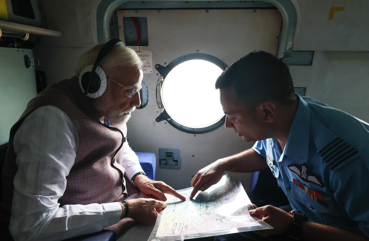 प्रधानमंत्री नरेन्‍द्र मोदी ने हिमाचल प्रदेश के बाढ़ और वर्षा प्रभावित क्षेत्रों के लिए 1,500 करोड़ रुपये की वित्तीय सहायता की घोषणा की