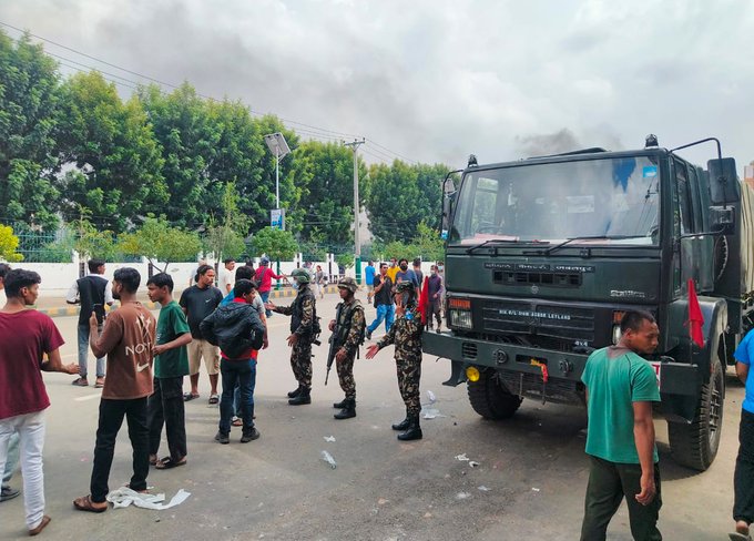 नेपाल के राष्ट्रपति, सेना प्रमुख और युवा प्रदर्शनकारियों के बीच अंतरिम सरकार का नेतृत्व तय करने के लिए बातचीत होगी