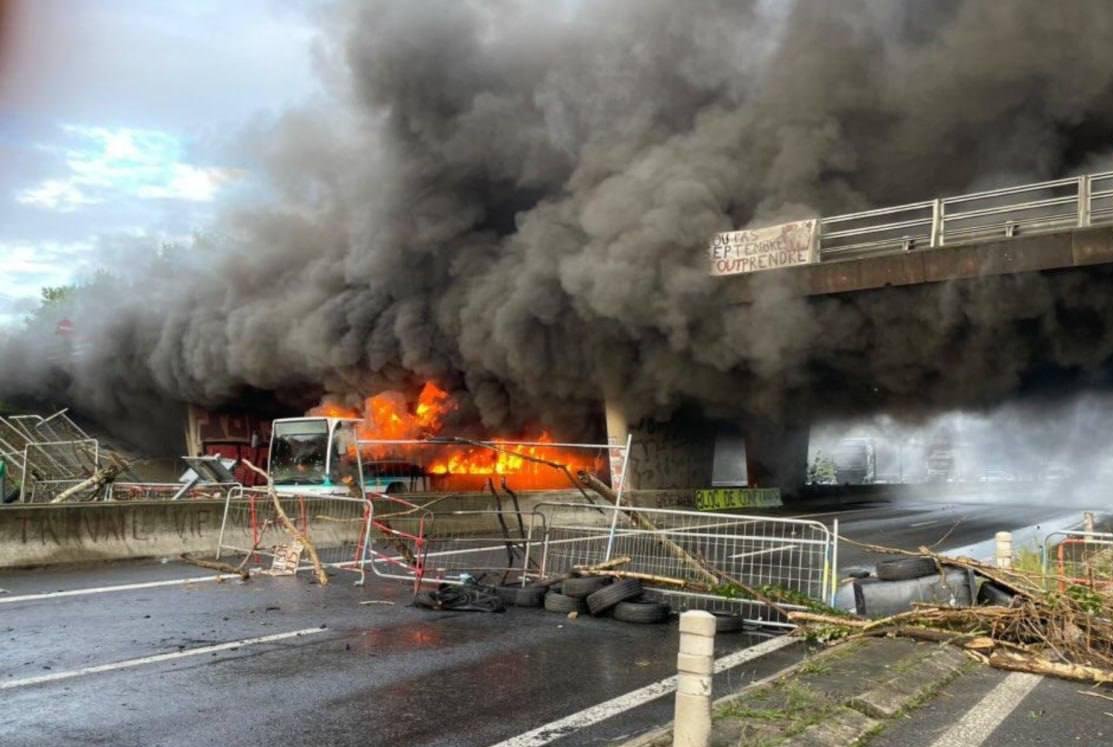 फ़्रांस के राष्ट्रपति इमैनुएल मैक्रों देशव्यापी विरोध प्रदर्शनों की चपेट में