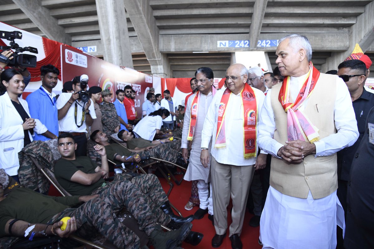 અમદાવાદના નરેન્દ્ર મોદી સ્ટેડિયમમાં પ્રધાનમંત્રીના જન્મદિવસ નિમિત્તે મહા રક્તદાન શિબિર યોજાયુ.