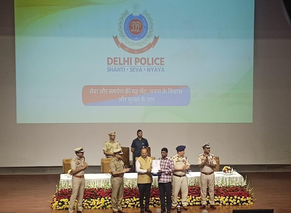 Delhi LG Hands Over 1,559 Recovered Phones, Felicitates Police and Brave Citizens