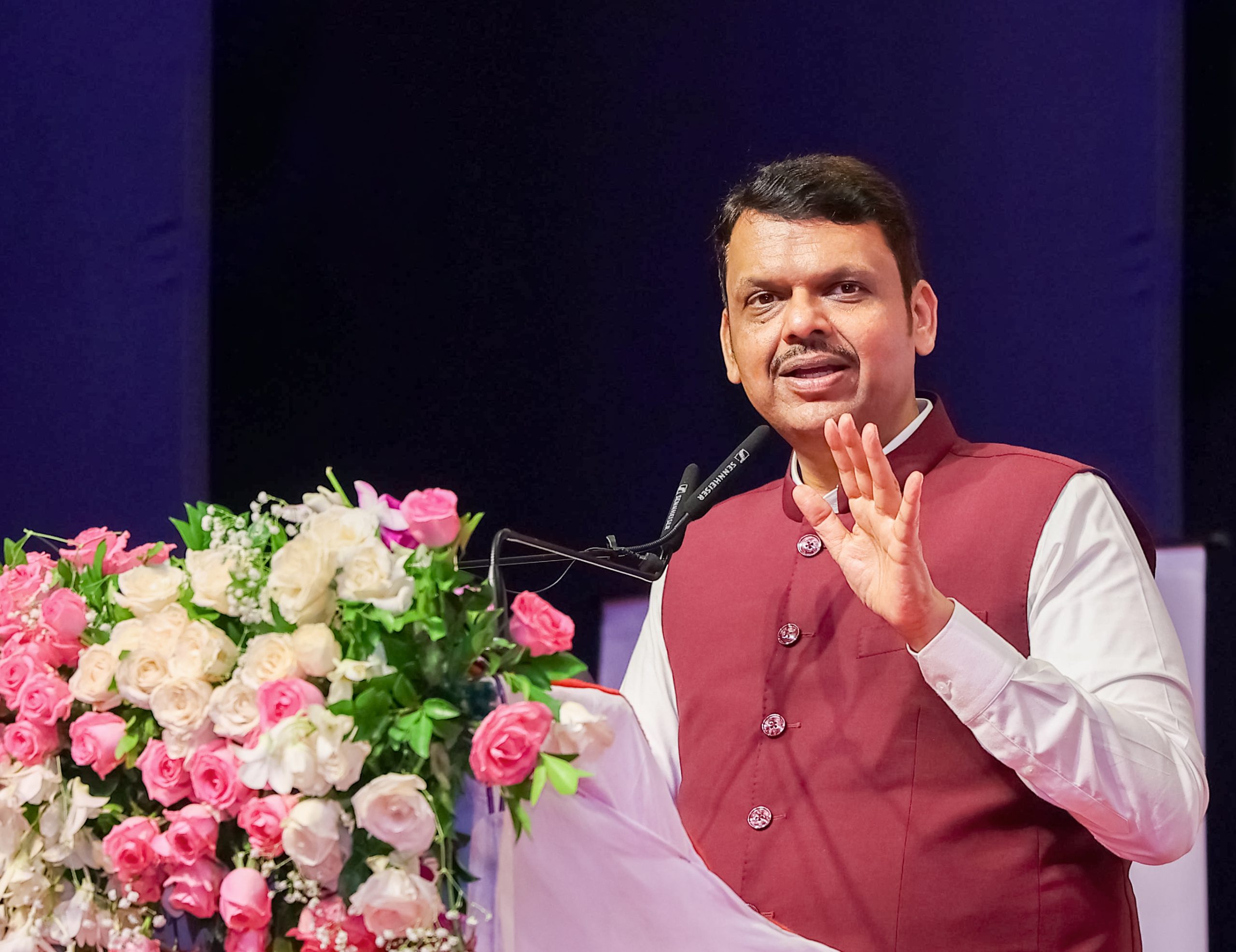 लाडक्या बहिणींना बिनव्याजी एक लाख रुपयांचं कर्ज देण्याचं मुख्यमंत्र्यांचं आश्वासन