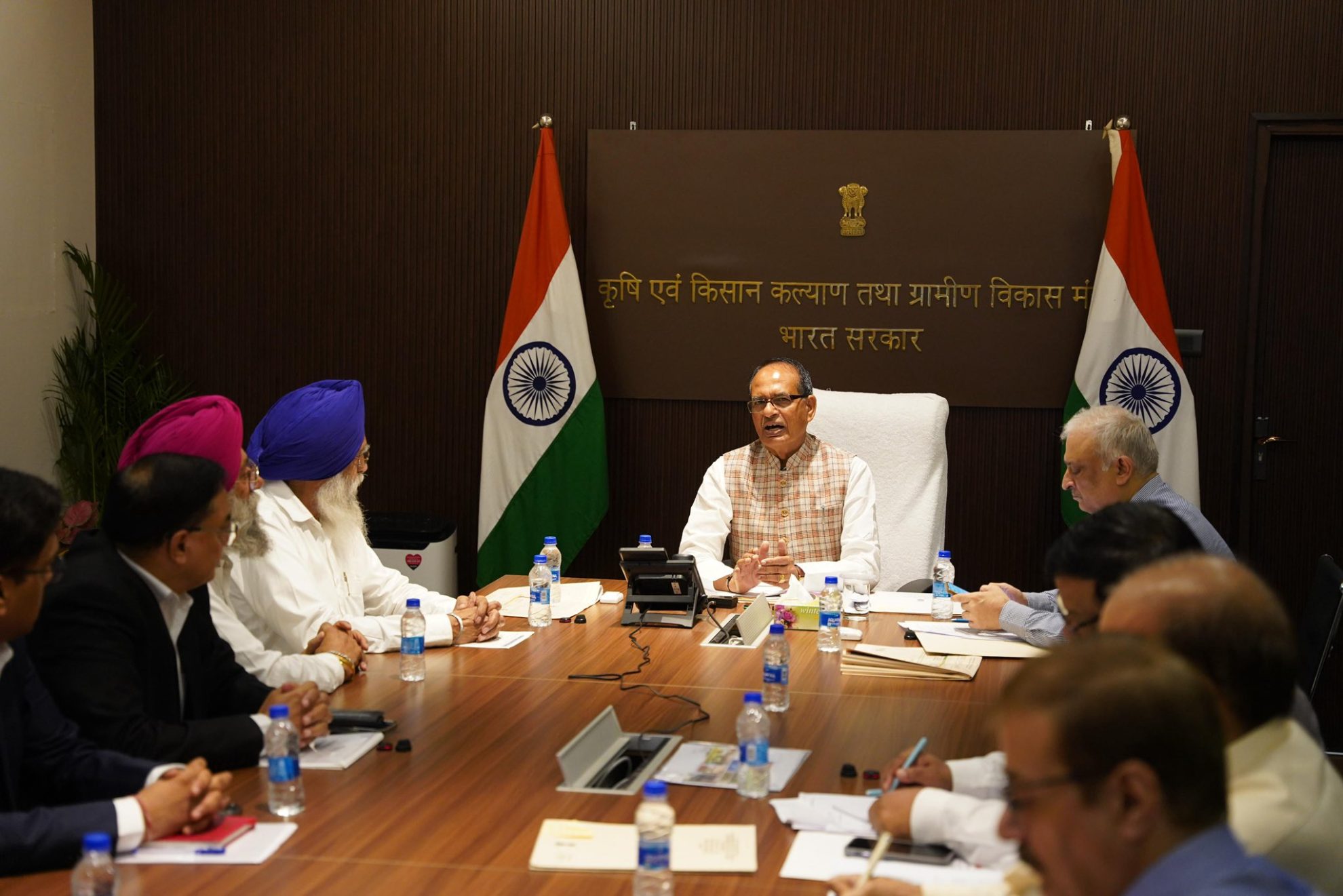 GSTના દરોમાં ઘટાડાનો ફાયદો ખેડૂતો સુધી પહોંચે તેની ચર્ચા માટે કેન્દ્રીય કૃષિમંત્રીએ નવી દિલ્હીમાં બેઠક યોજી.