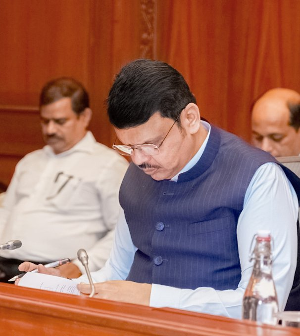 नवे उद्योग उभारणीसाठी लागणारे परवाने कमी करून वेळेची बचत करण्याचे मुख्यमंत्र्यांचे निर्देश