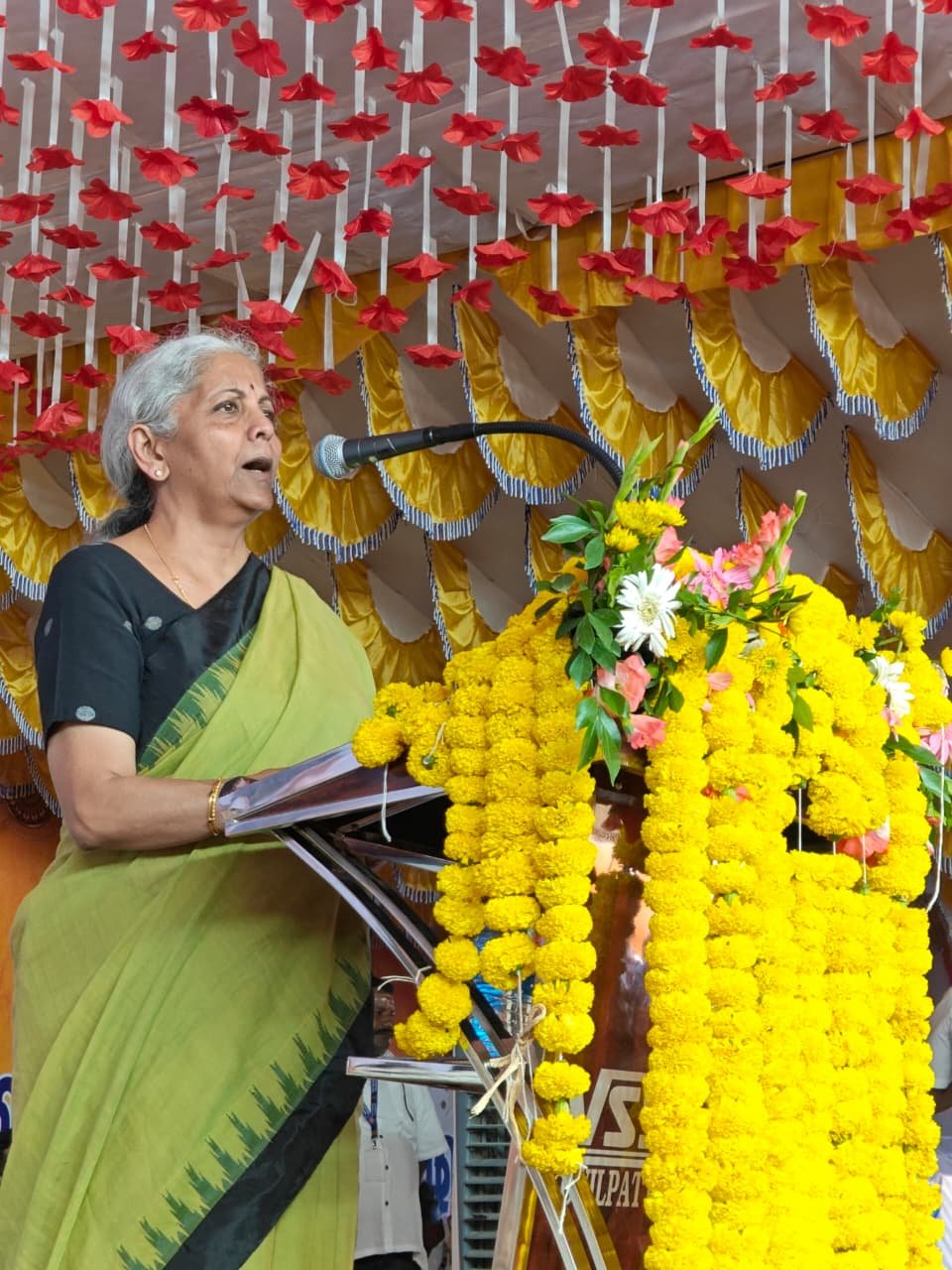 দেশের নাগরিকের সুবিধার্থেই পণ্য ও পরিষেবা করের ধাপগুলির সংস্কার করা হয়েছে বলে কেন্দ্রীয় অর্থমন্ত্রী নির্মলা সীতারমণ জানিয়েছেন।