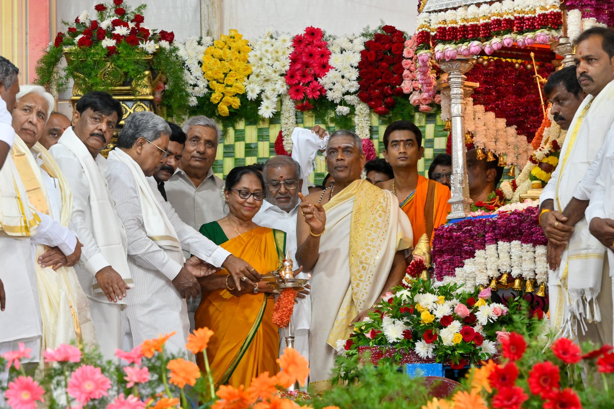 कर्नाटक में विश्व प्रसिद्ध मैसूर दशहरा उत्सव शुरू, बुकर पुरस्कार विजेता बानू मुश्ताक ने किया उद्घाटन
