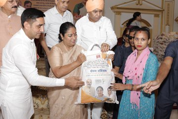 मुख्यमंत्री रेखा गुप्ता ने मुंडका में 17,834 पोषण किट वितरण की शुरुआत की