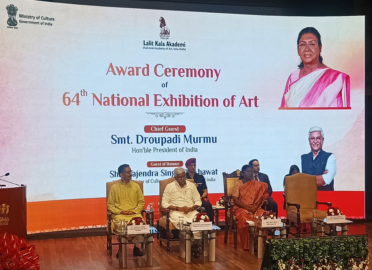 રાષ્ટ્રપતિ દ્રૌપદી મુર્મૂએ કળાને સાંસ્કૃતિક વારસાને સમૃદ્ધ કરવા અને સમાજને વધુ સંવેદનશીલ બનાવવાનું સશક્ત માધ્યમ ગણાવ્યું. 