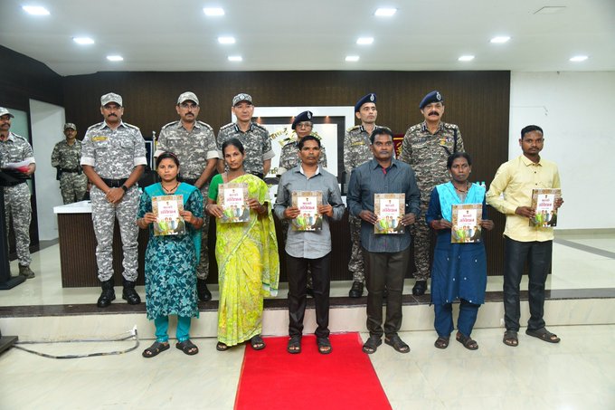 गडचिरोलीत सहा जहाल माओवाद्यांचं आत्मसमर्पण