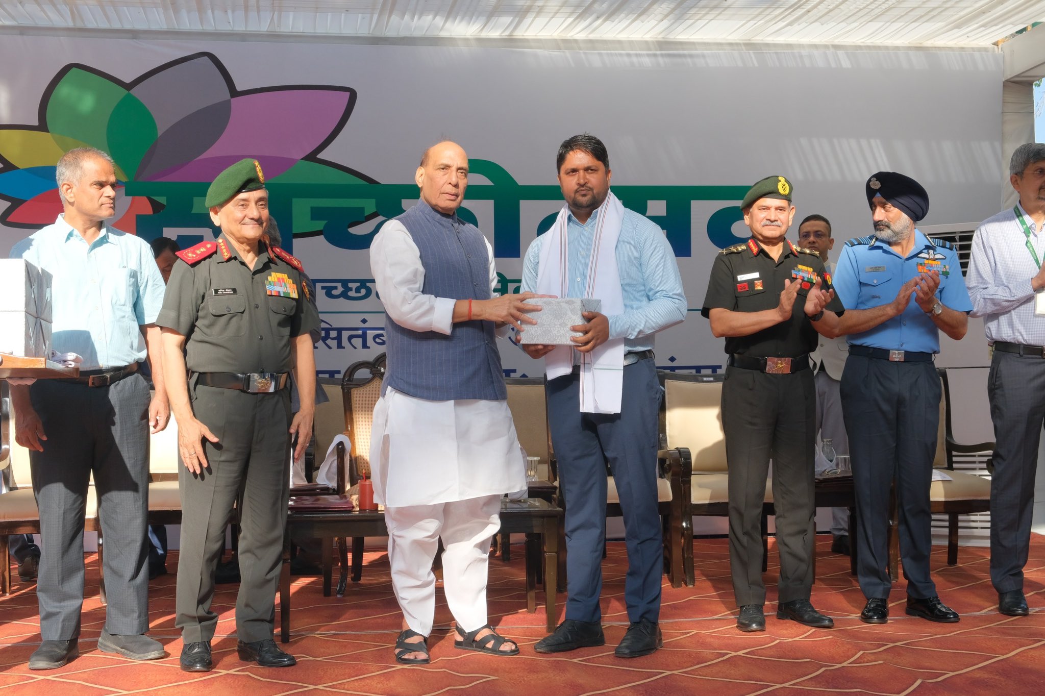 وزیر دفاع راجناتھ سنگھ نے آج نئی دلّی میں فوجی ہیڈکوارٹر پر ’سووچھتا ہی سیوا‘ مہم کے حصے کے طور پر صفائی ستھرائی کرنے والے ورکروں کی عزت افزائی کی۔