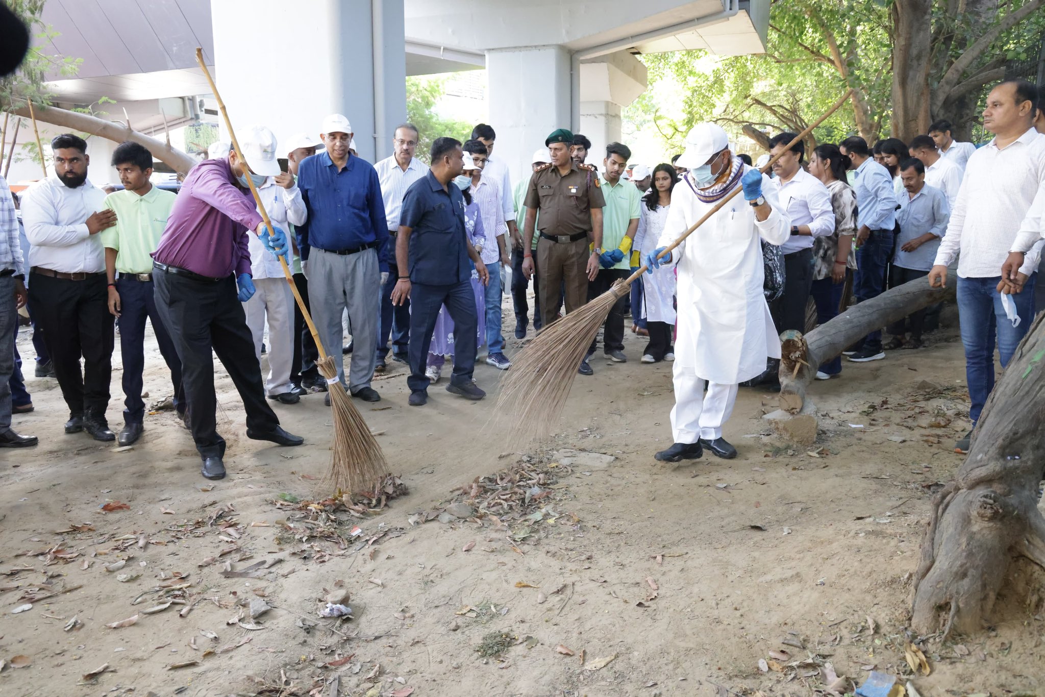 केंद्रीय शिक्षा मंत्री धर्मेंद्र प्रधान ने आत्मा राम सनातन धर्म कॉलेज में स्वच्छता ही सेवा अभियान के अंतर्गत श्रमदान किया