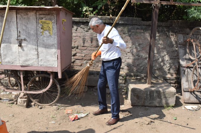 પાટણ જિલ્લાના પ્રભારી મંત્રી જગદીશ વિશ્વકર્માએ આજે જિલ્લા રમતગમત સંકુલ ખાતે સફાઈ કરી લોકોને સ્વચ્છતાનો સંદેશ આપ્યો